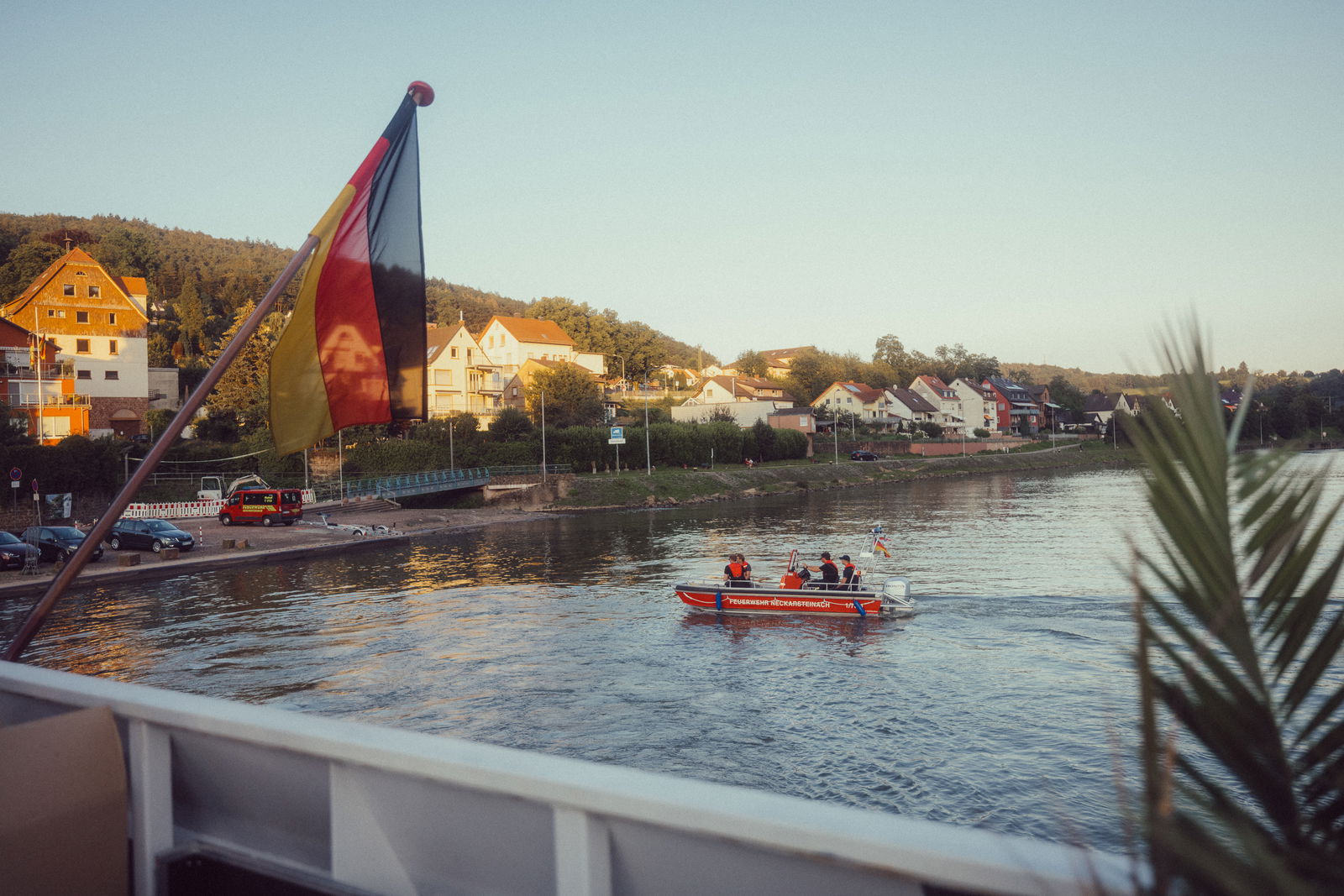 Regenbogen Partyschiff 2024