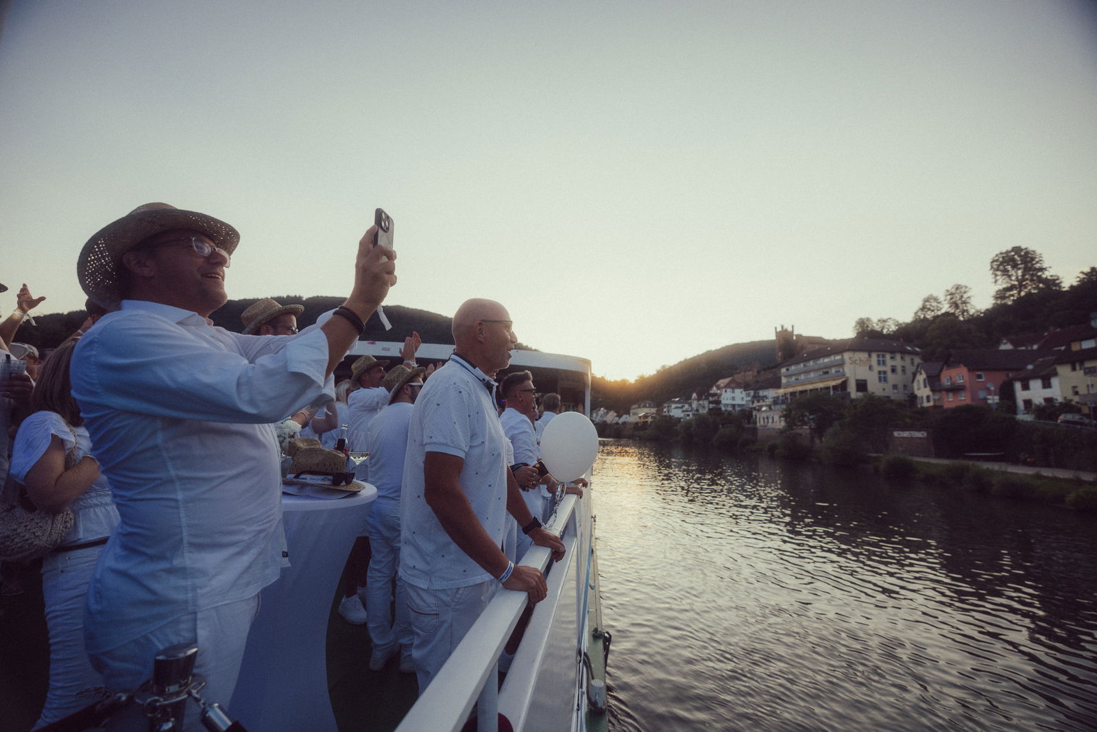 Regenbogen Partyschiff 2024