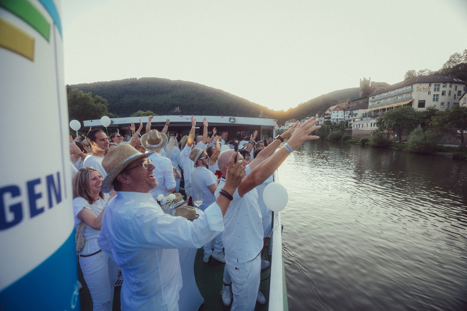 Regenbogen Partyschiff 2024