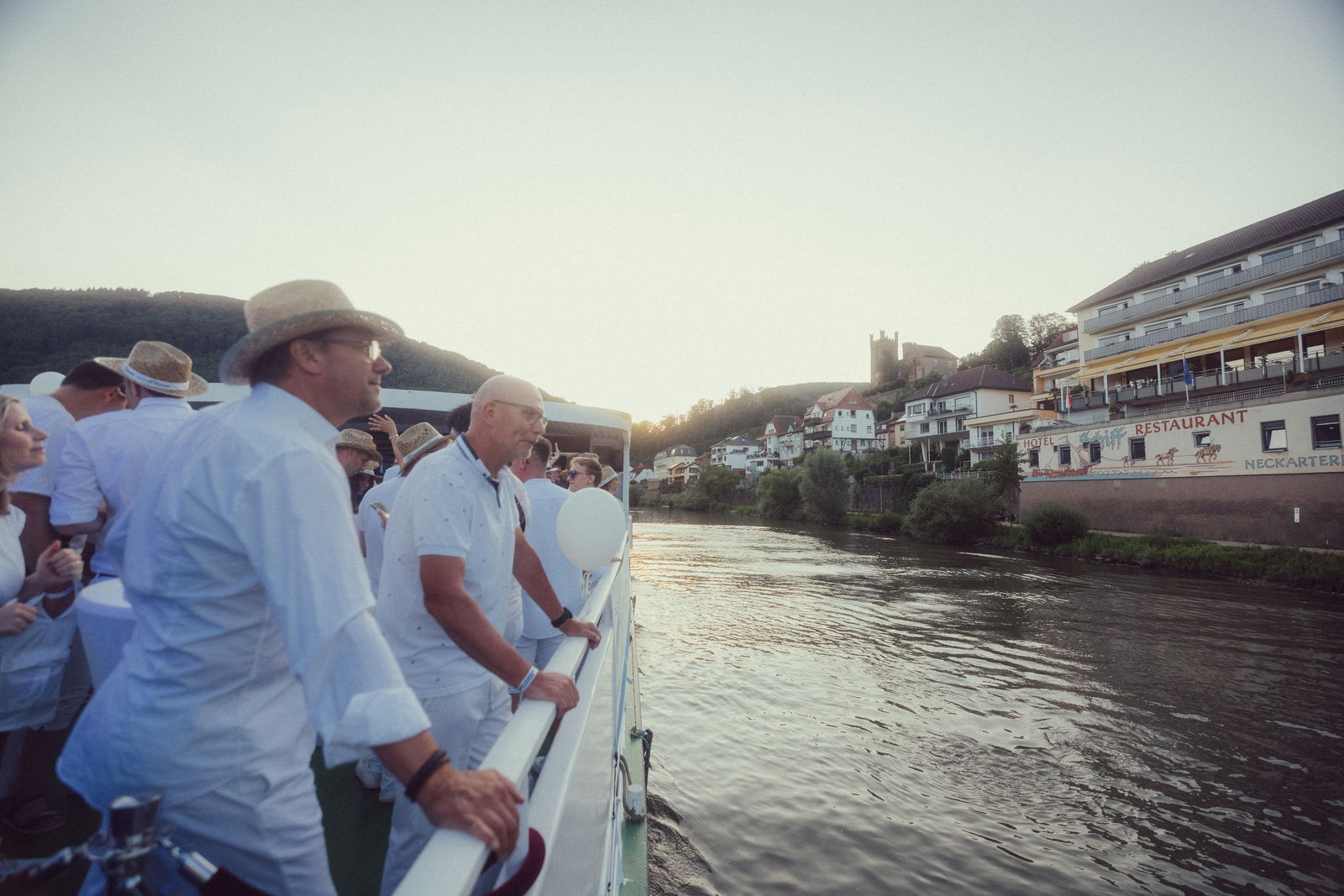 Regenbogen Partyschiff 2024