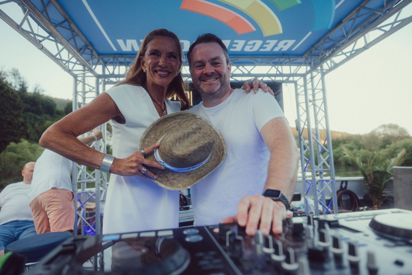 Regenbogen Partyschiff 2024