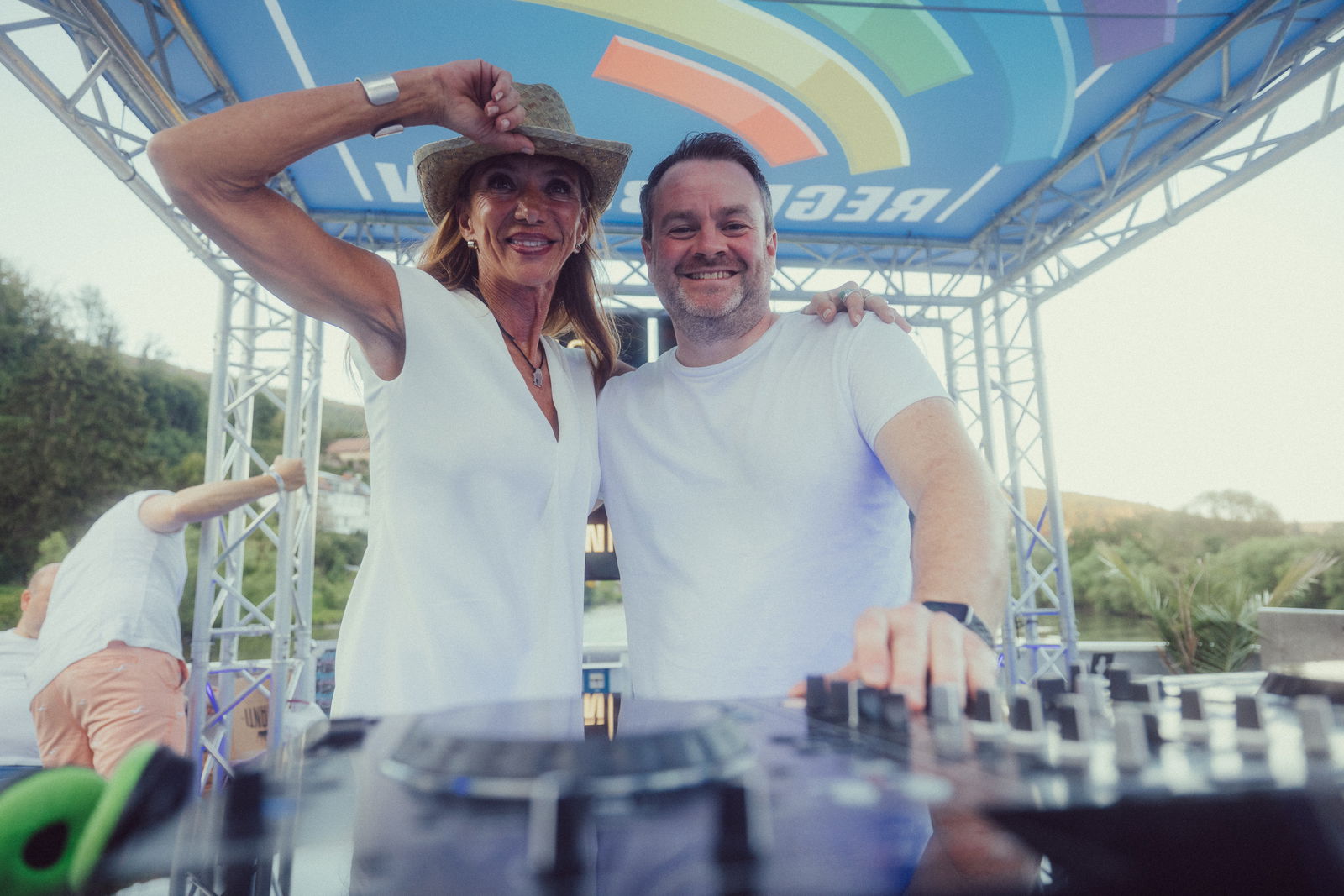 Regenbogen Partyschiff 2024