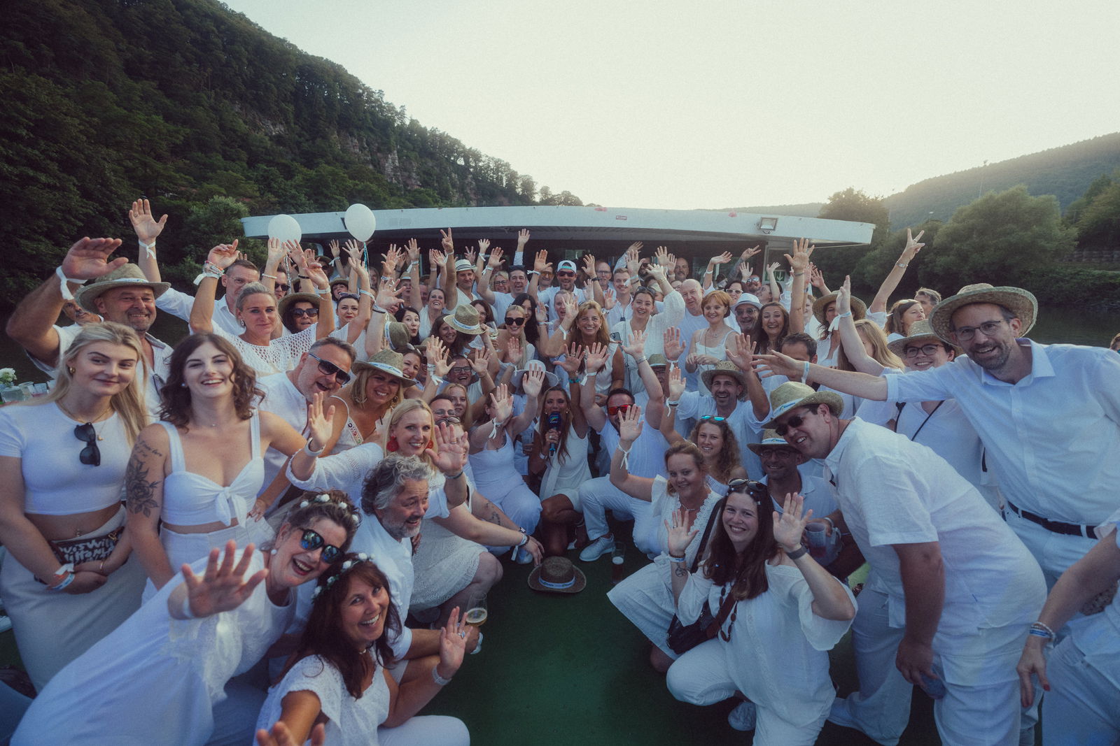 Regenbogen Partyschiff 2024