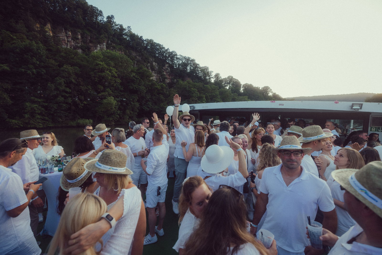 Regenbogen Partyschiff 2024