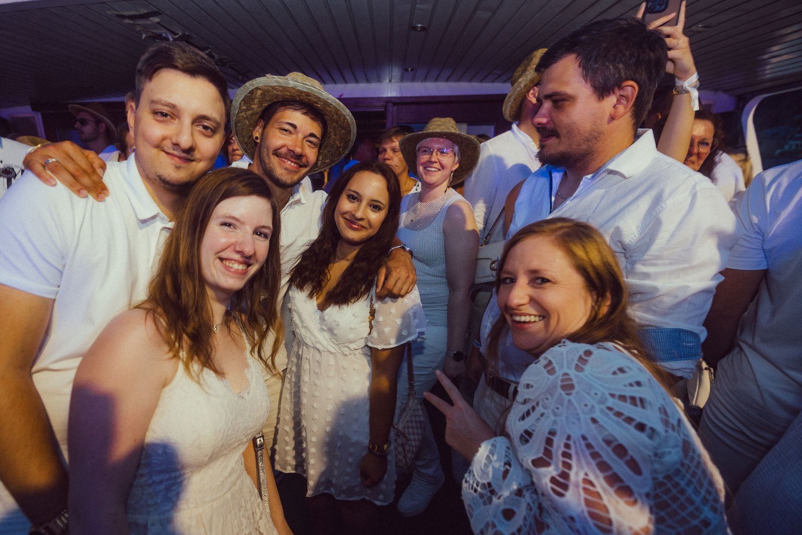 Regenbogen Partyschiff 2024