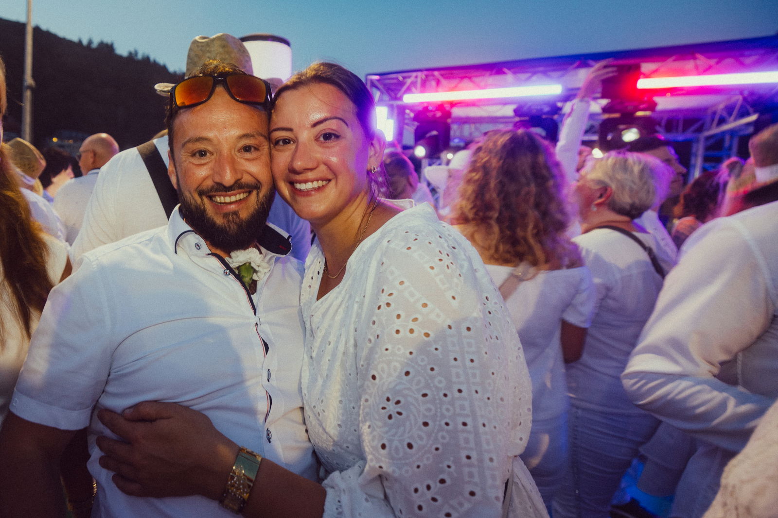 Regenbogen Partyschiff 2024