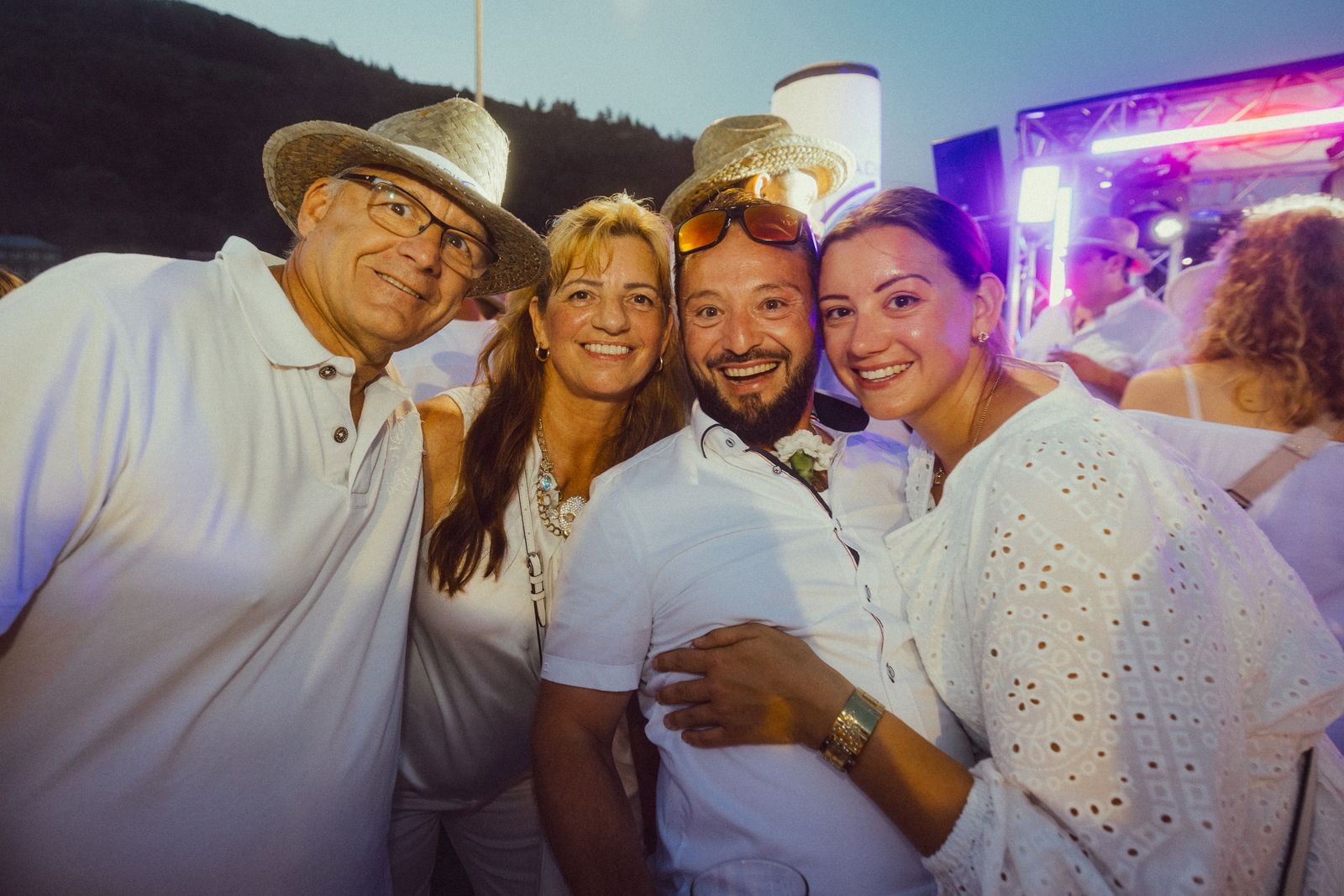 Regenbogen Partyschiff 2024