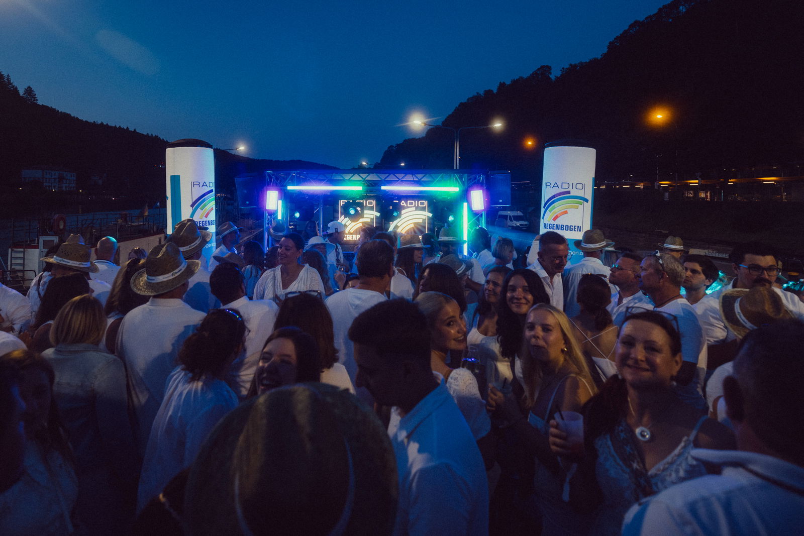 Regenbogen Partyschiff 2024