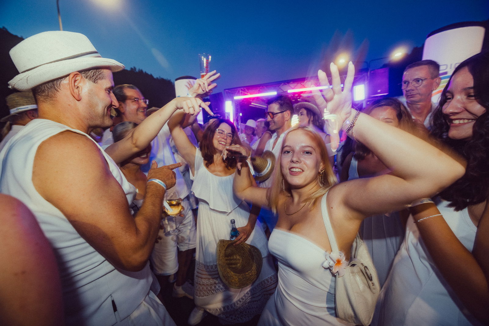 Regenbogen Partyschiff 2024