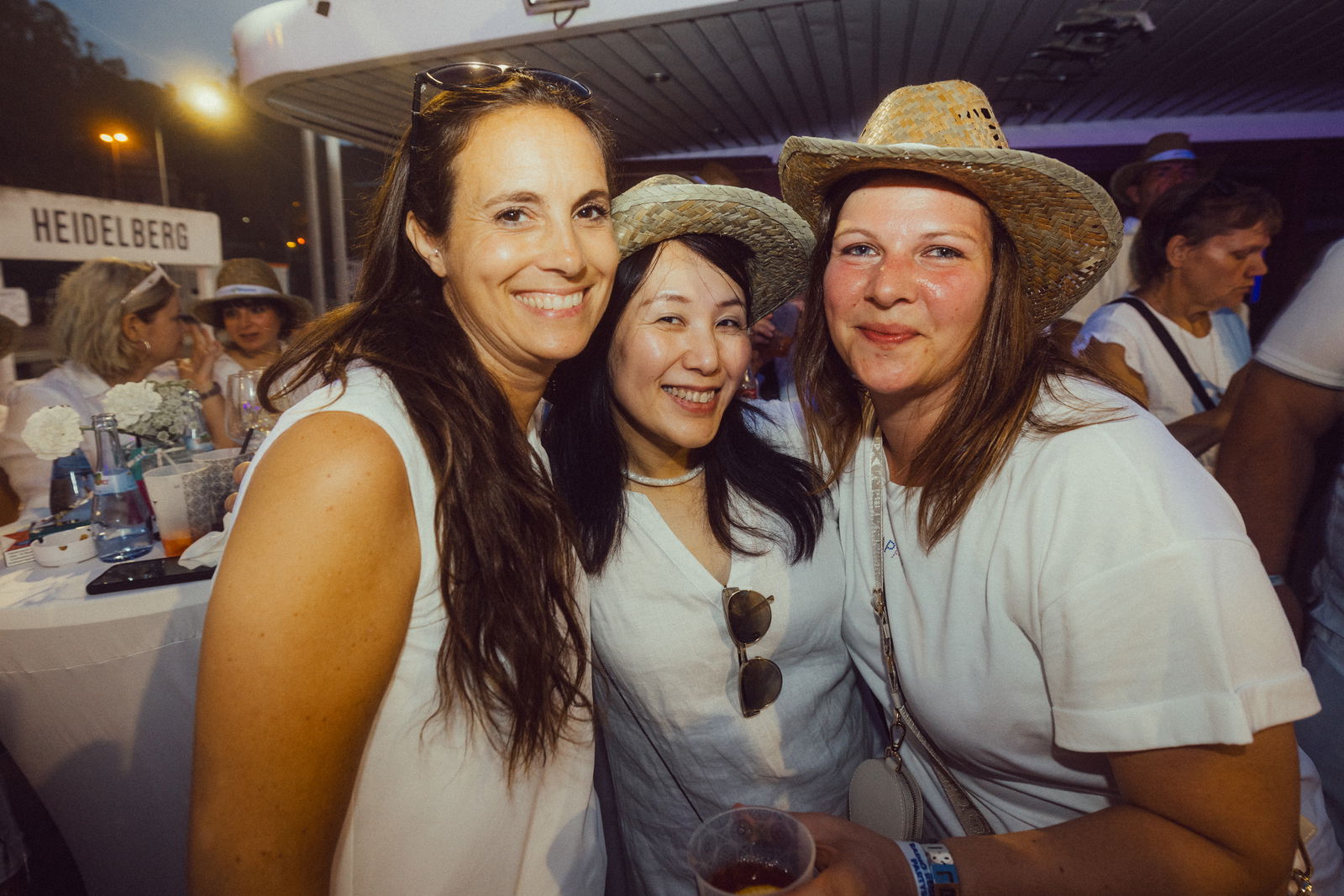 Regenbogen Partyschiff 2024