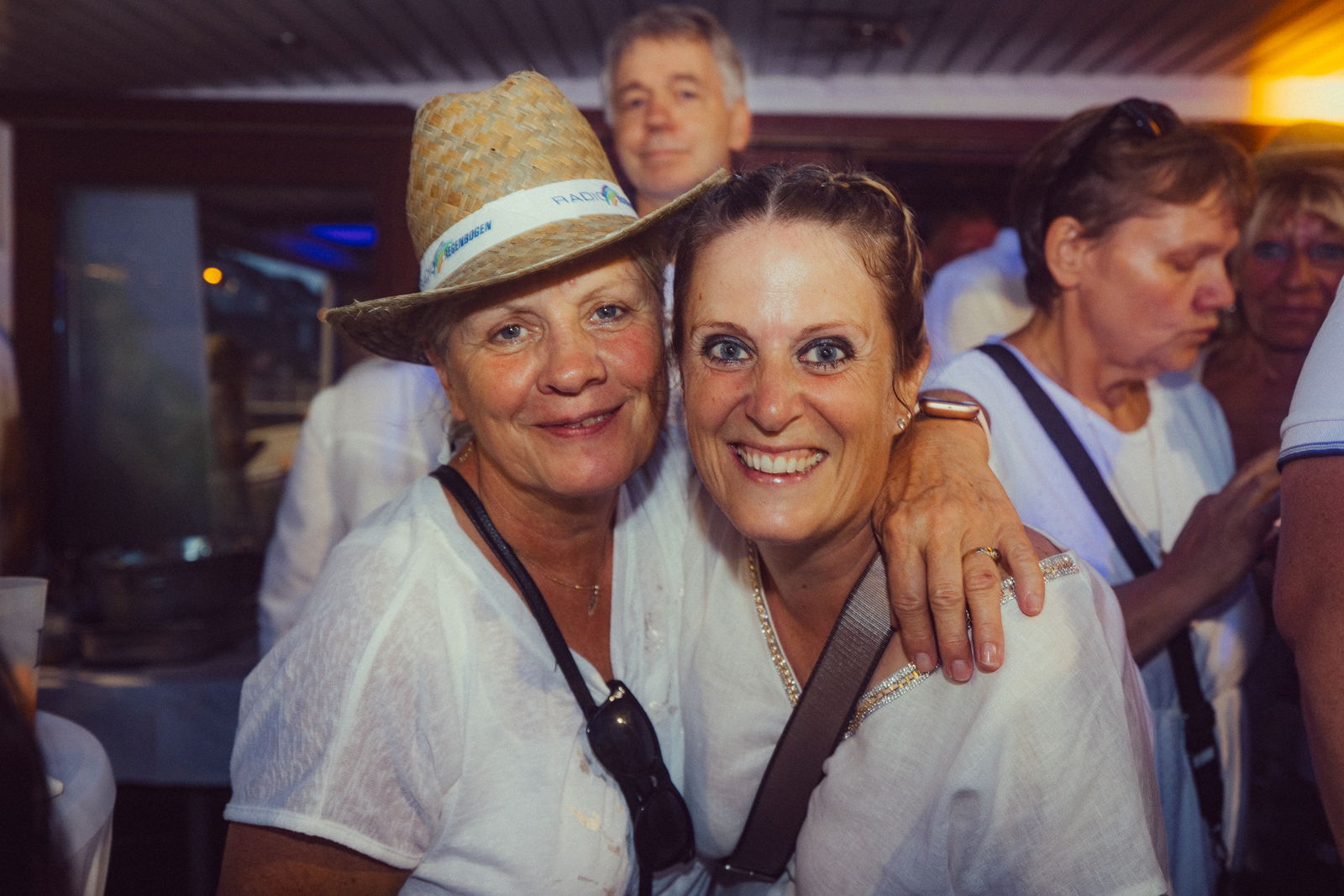 Regenbogen Partyschiff 2024