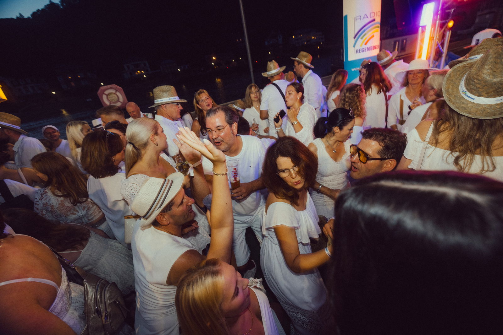 Regenbogen Partyschiff 2024