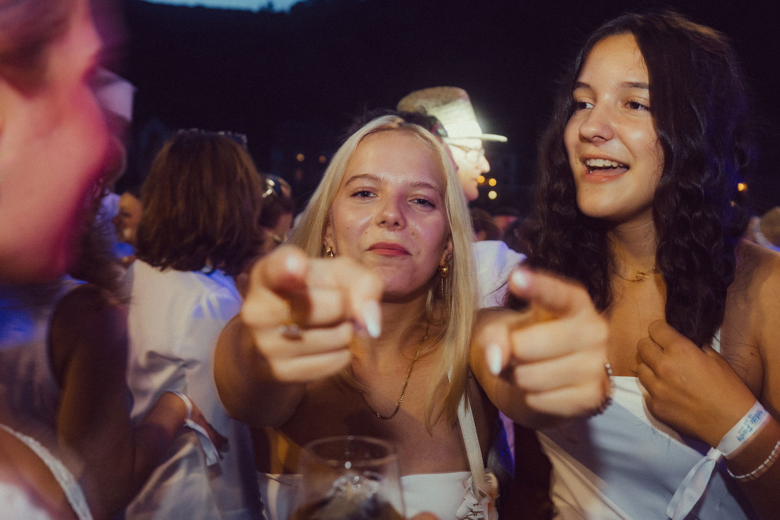 Regenbogen Partyschiff 2024