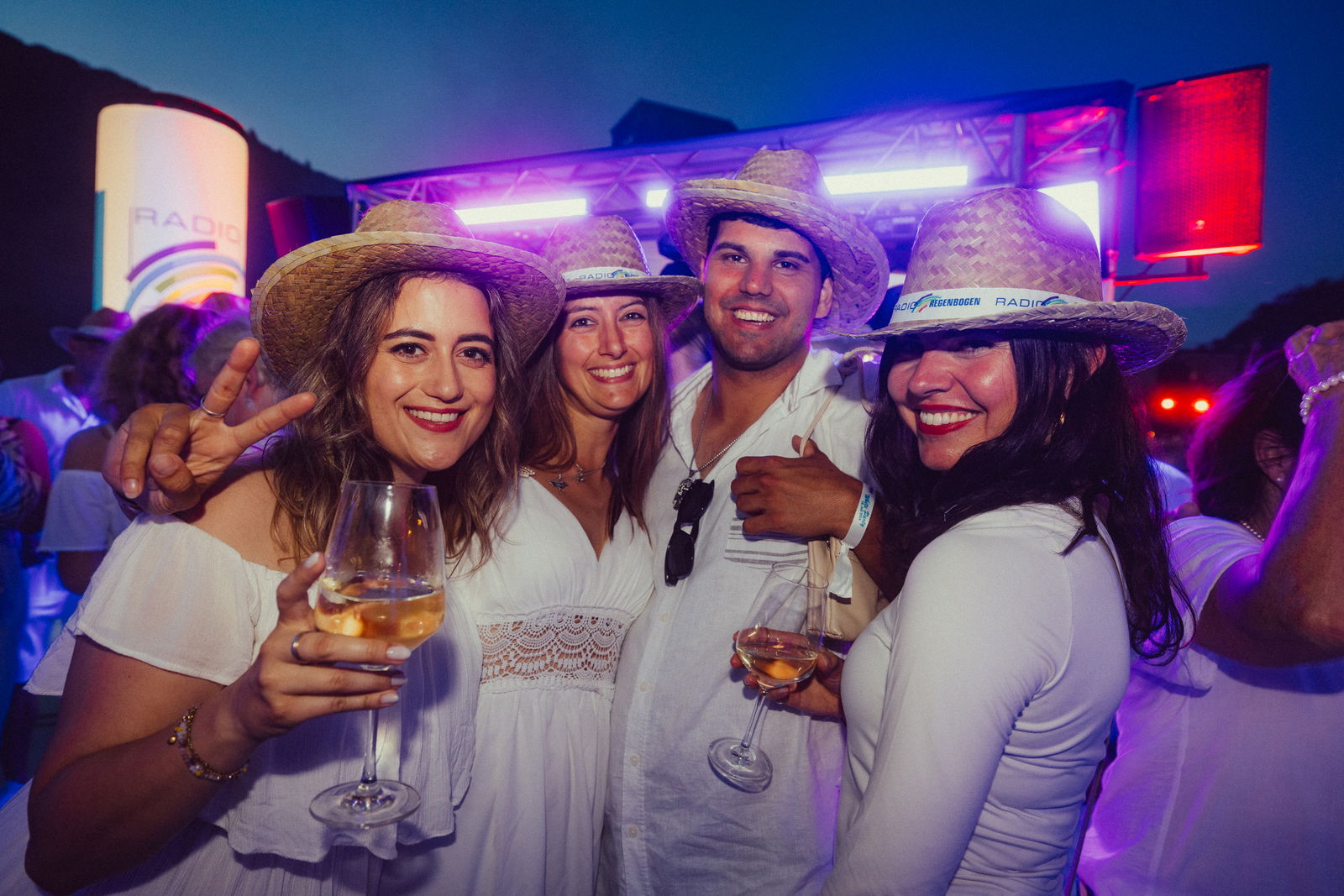 Regenbogen Partyschiff 2024