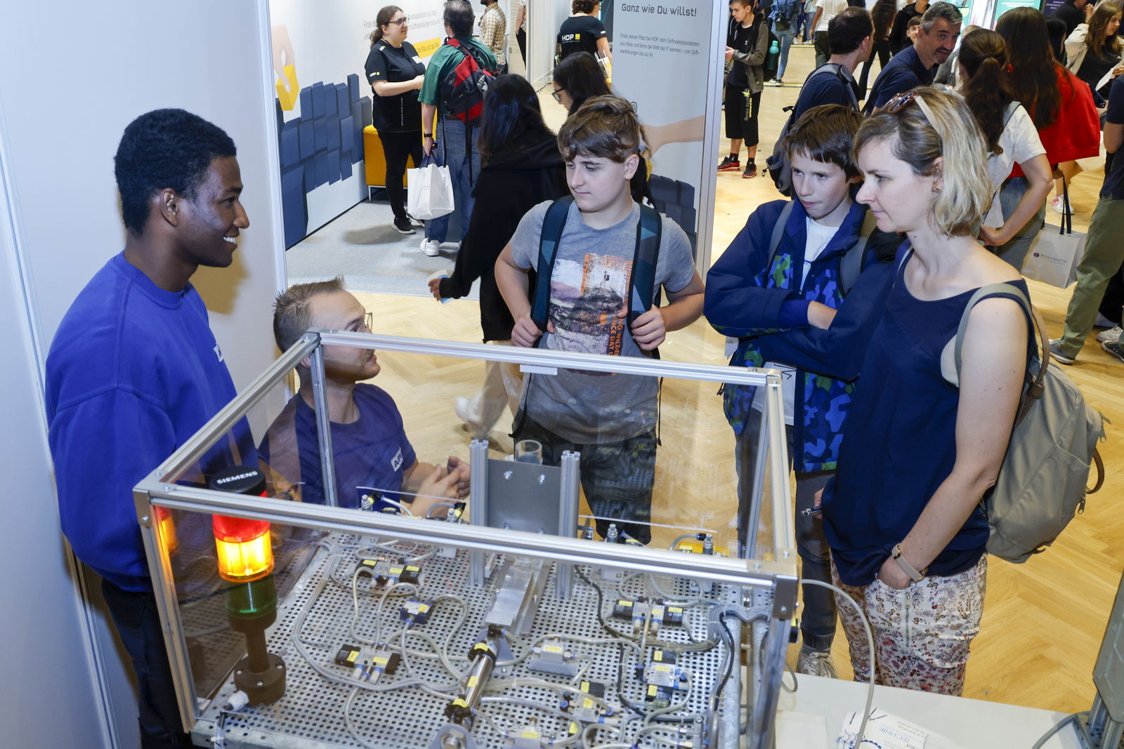 Besucher am Messestand auf der BIM