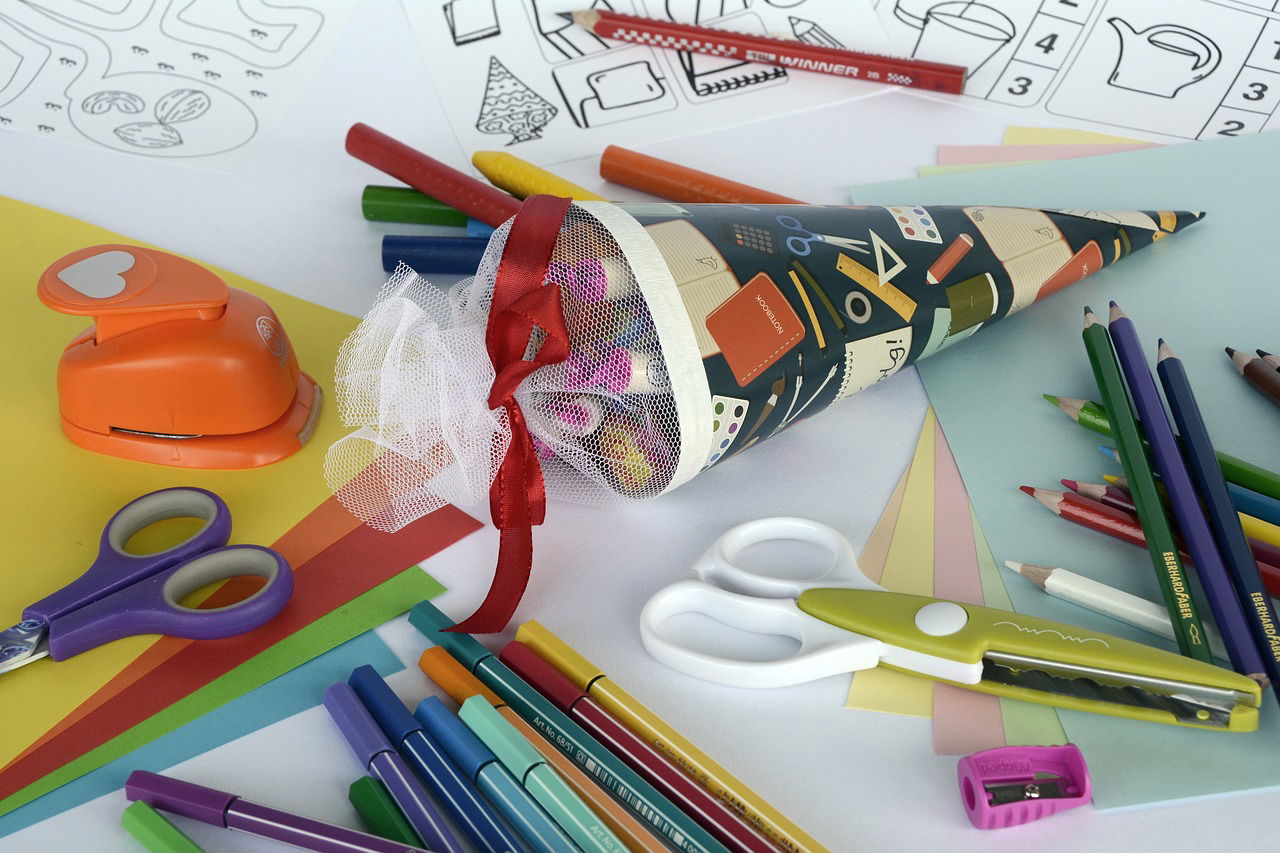Schultüte und verschiedene Schreib- und Basteluntensilien
