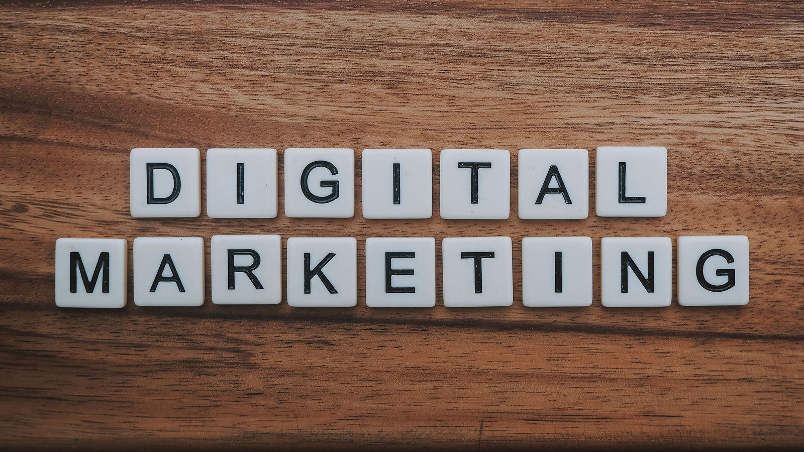 Digital Marketing mit Dominosteinen auf Holztisch