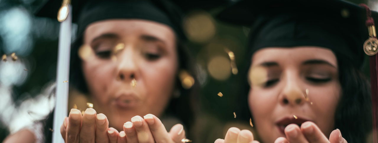 Mädchen pusten Glitzer in die Kamera 