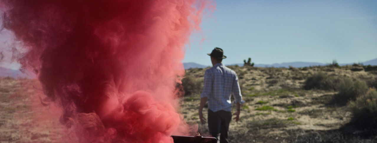 Mann und rosa Rauch