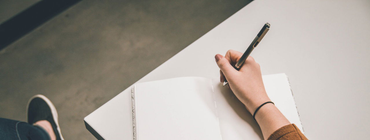 Frau schreibt Tagebucheintrag