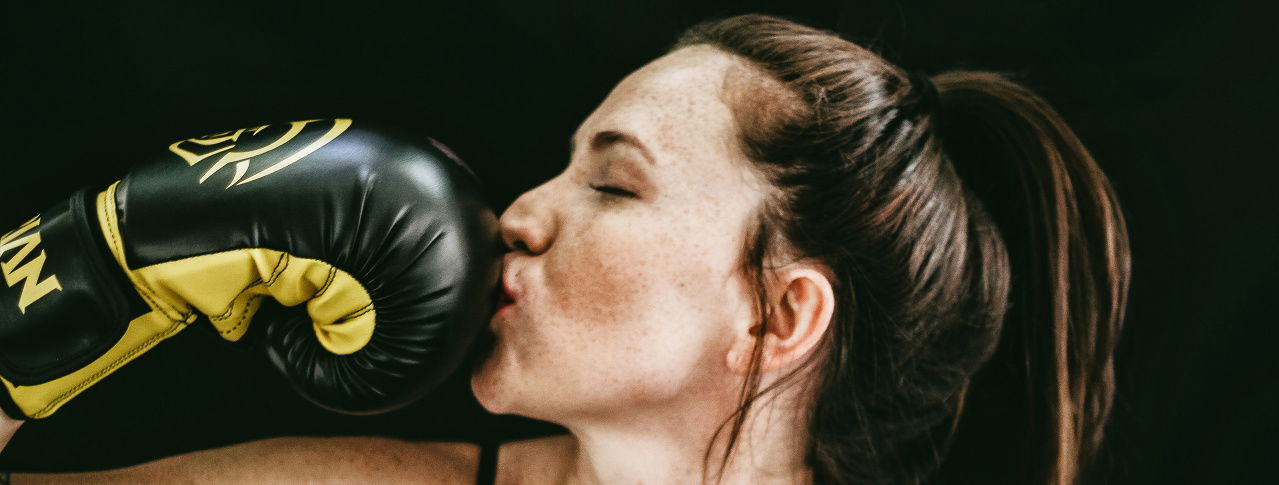 Frau küsst Boxhandschuh 