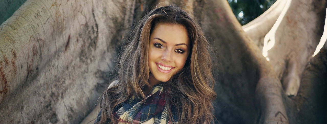 Frau mit Schal vor Baum