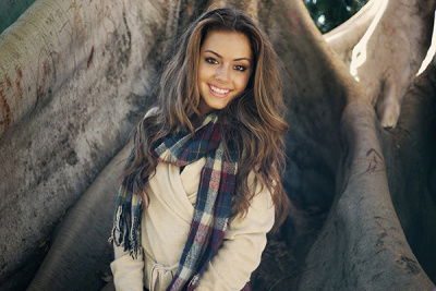 Frau posiert vor Baum