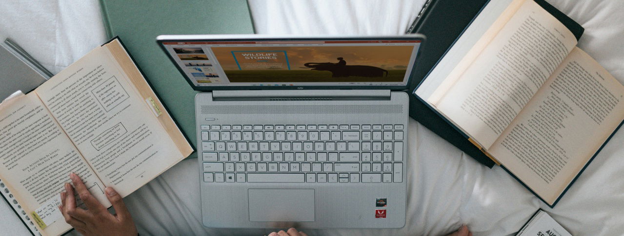 Laptop auf Bett