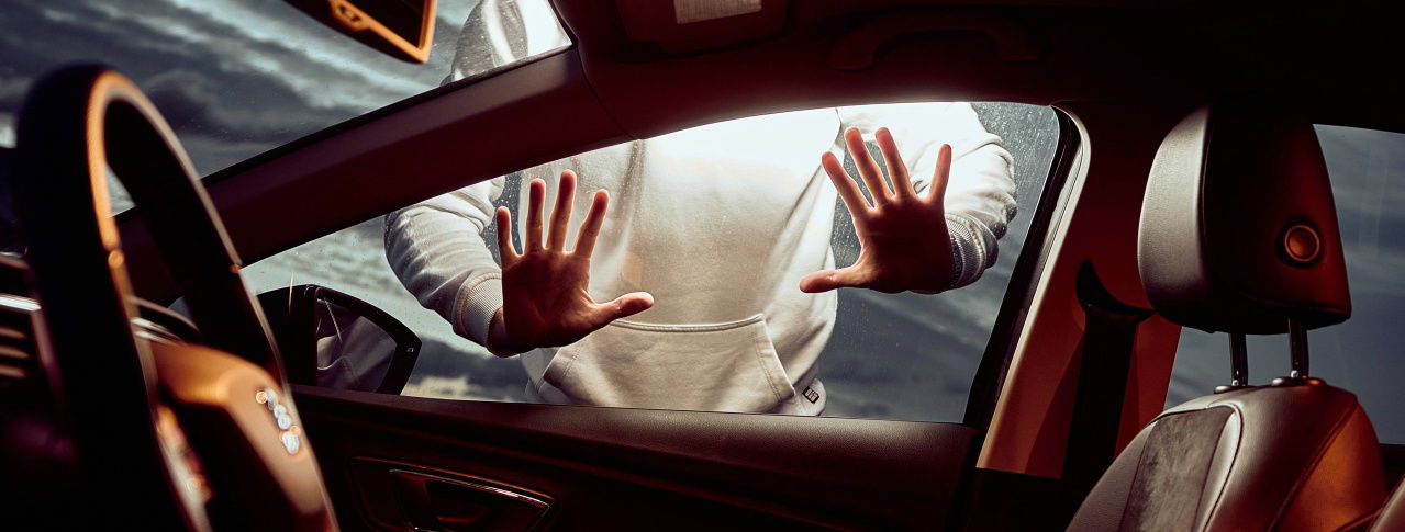 Hände an Fensterscheibe von Auto