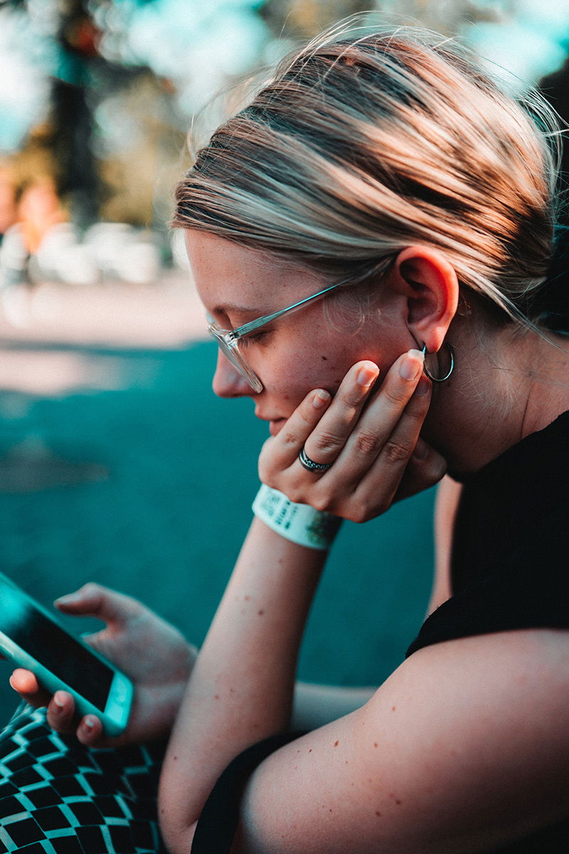 Frau fasst sich nachdenklich ans Gesicht 