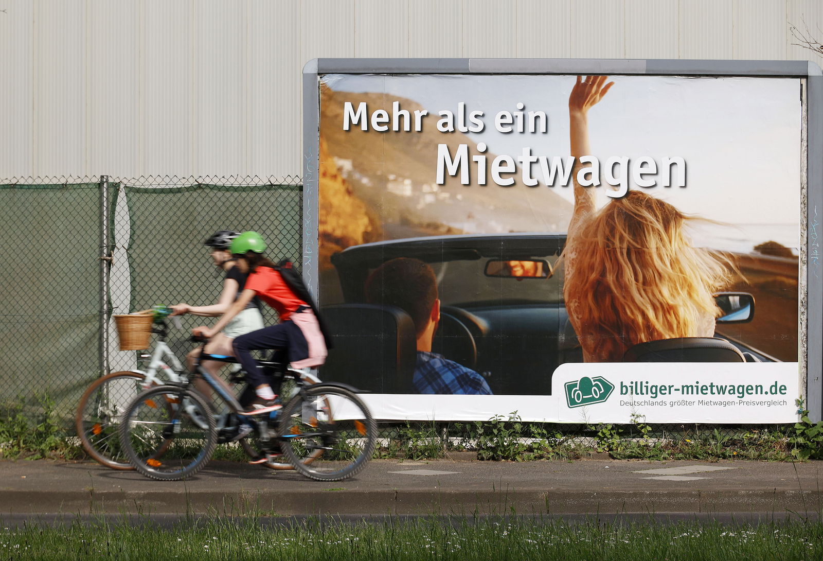 Werbeplakate für Mietwagen oder andere fossile Brennstoff Dienstleistungen wird es in Den Haag bald nicht mehr geben