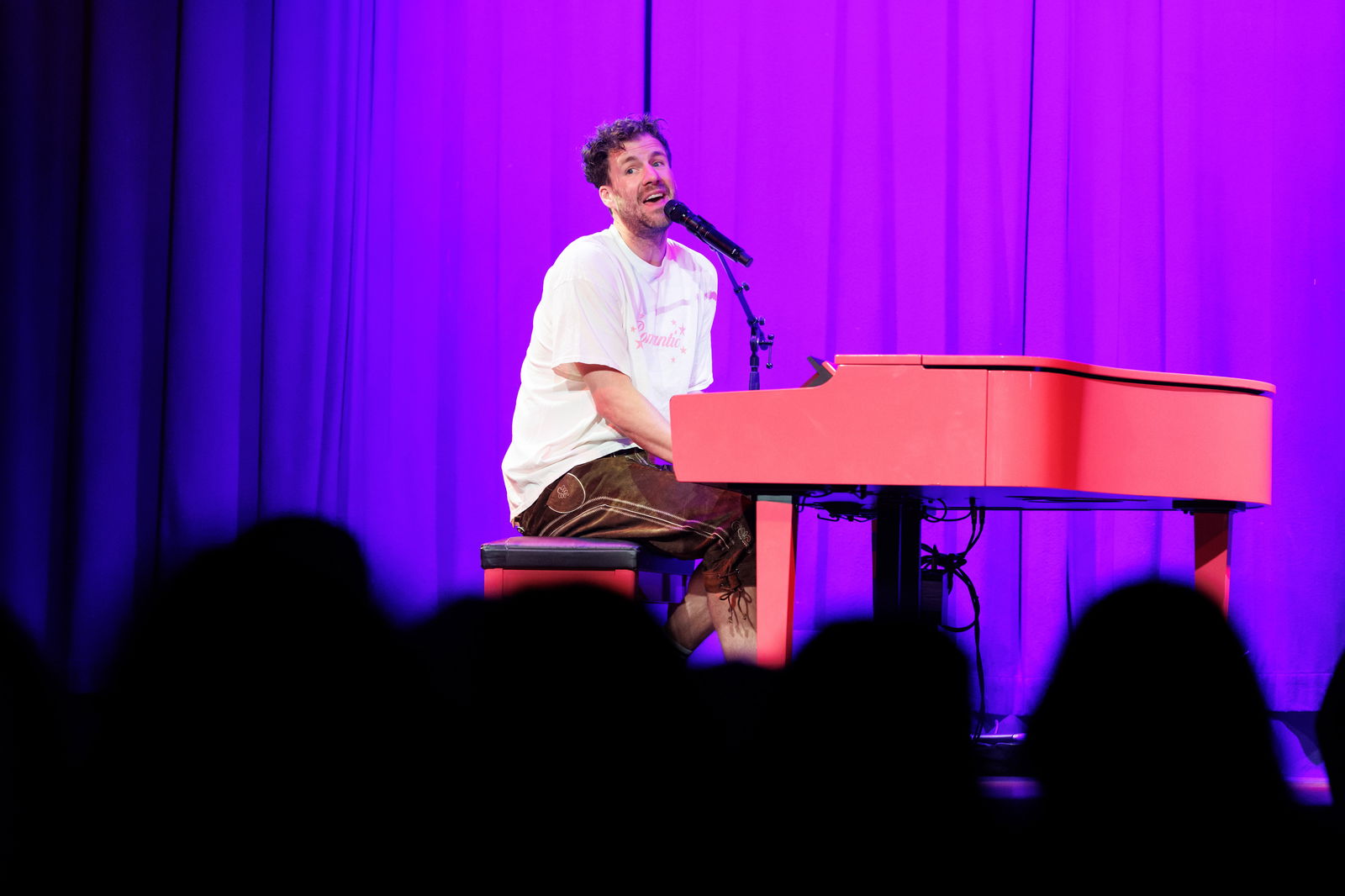 Luke Mockridge während seines Auftritts im Rahmen seiner "Funny Times"-Bühnenshow im Technikum München 