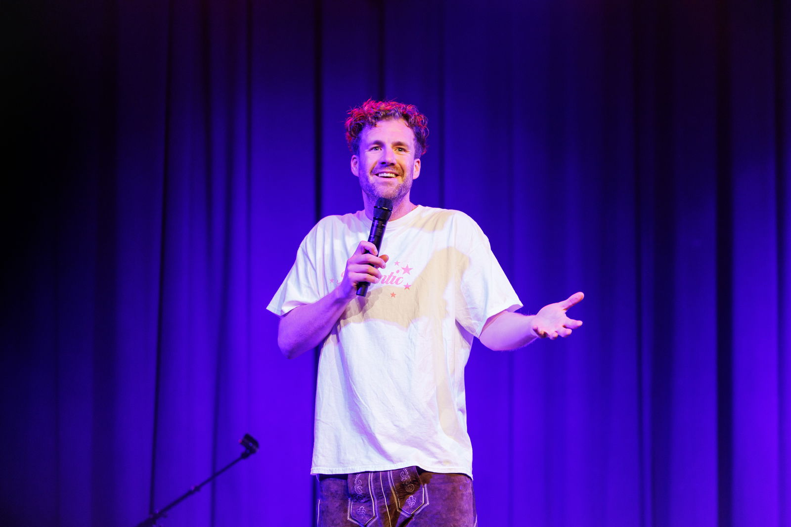 Luke Mockridge bei seinem Comedy-Auftritt im Technikum in München auf der Bühne 