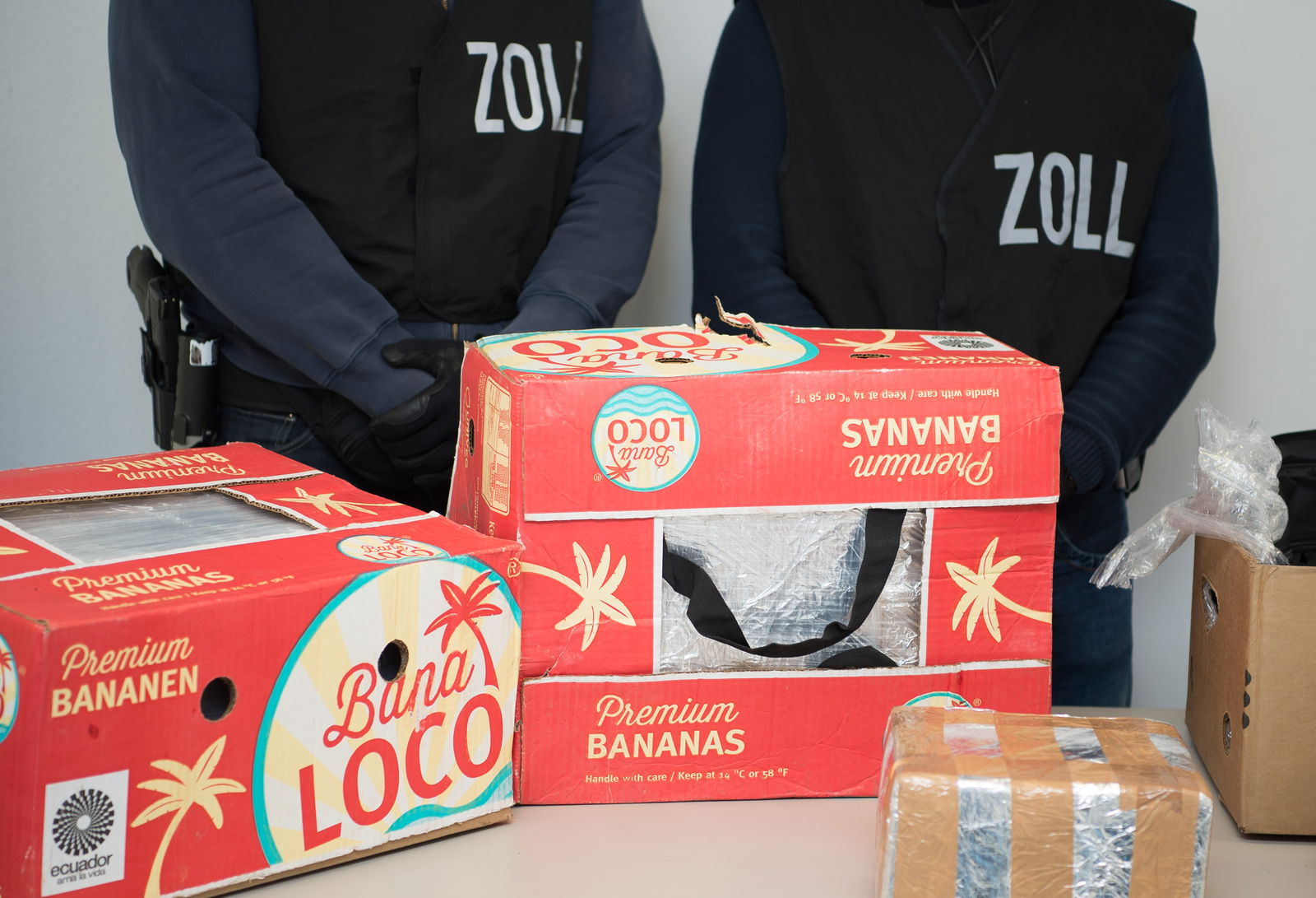 Der Zoll hat Bananenkisten, gefüllt mit Drogen, beschlagnahmt 