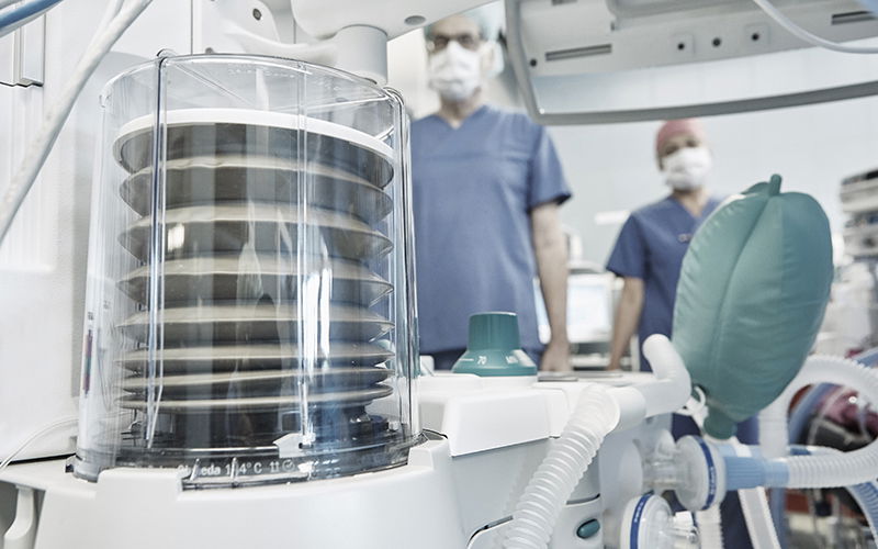 Maschine und Ärzte im Hintergrund 