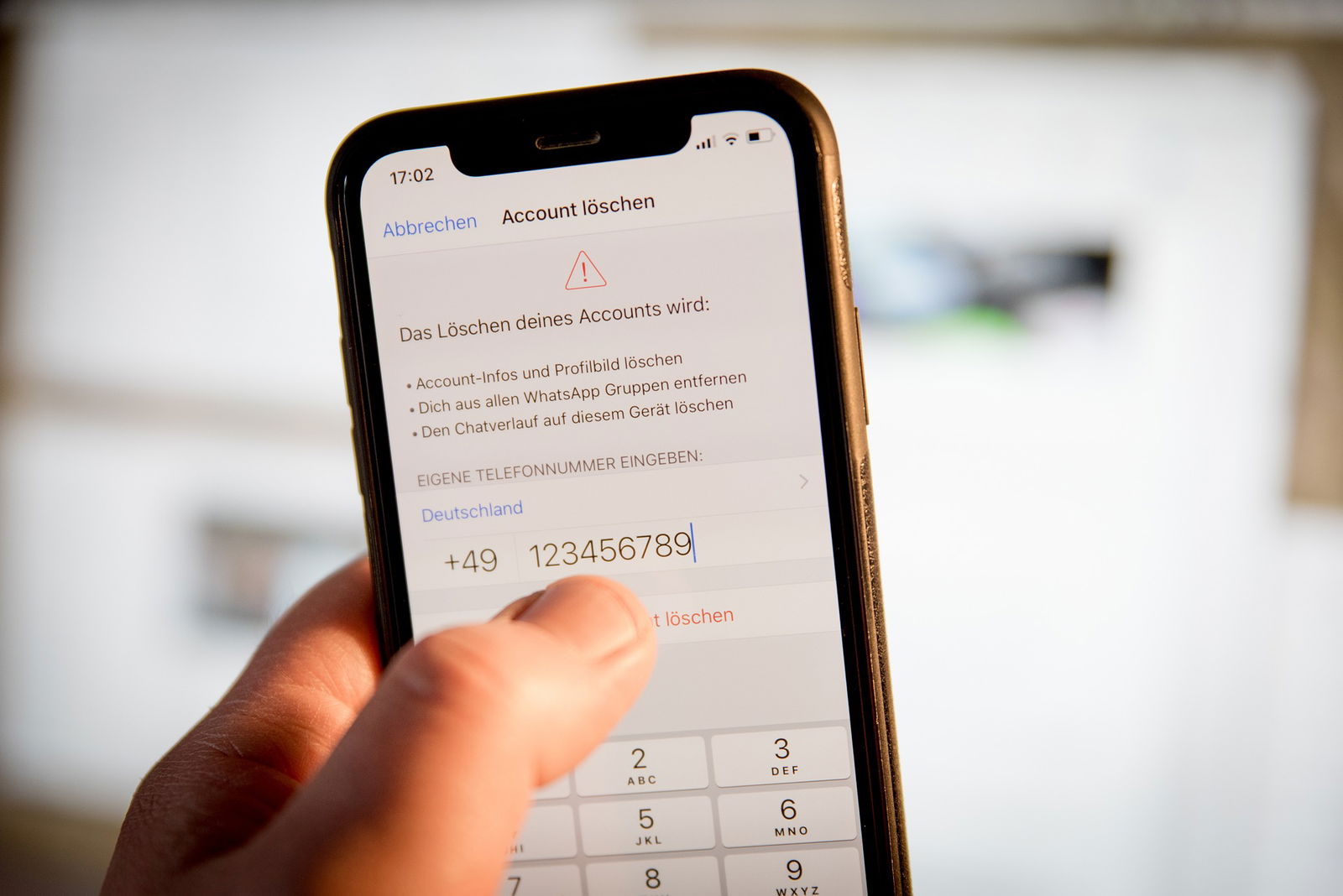 Smartphone auf dem gerade ein Account gelöscht wird