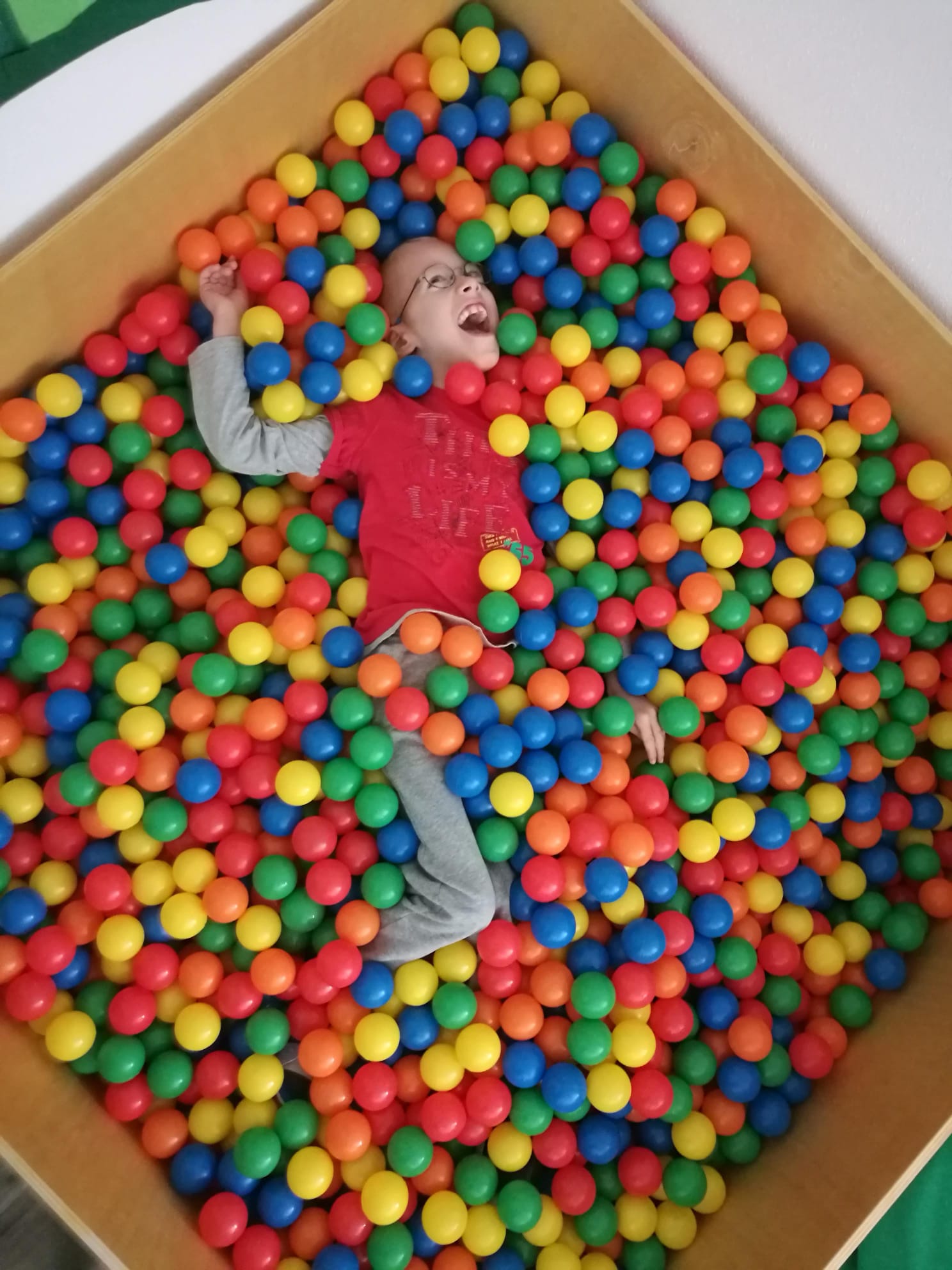 Elias aus Osterburken im Bällebad