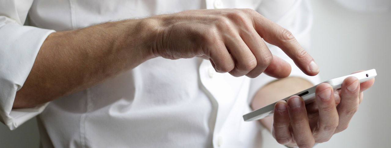 Mann tippt auf Handy 