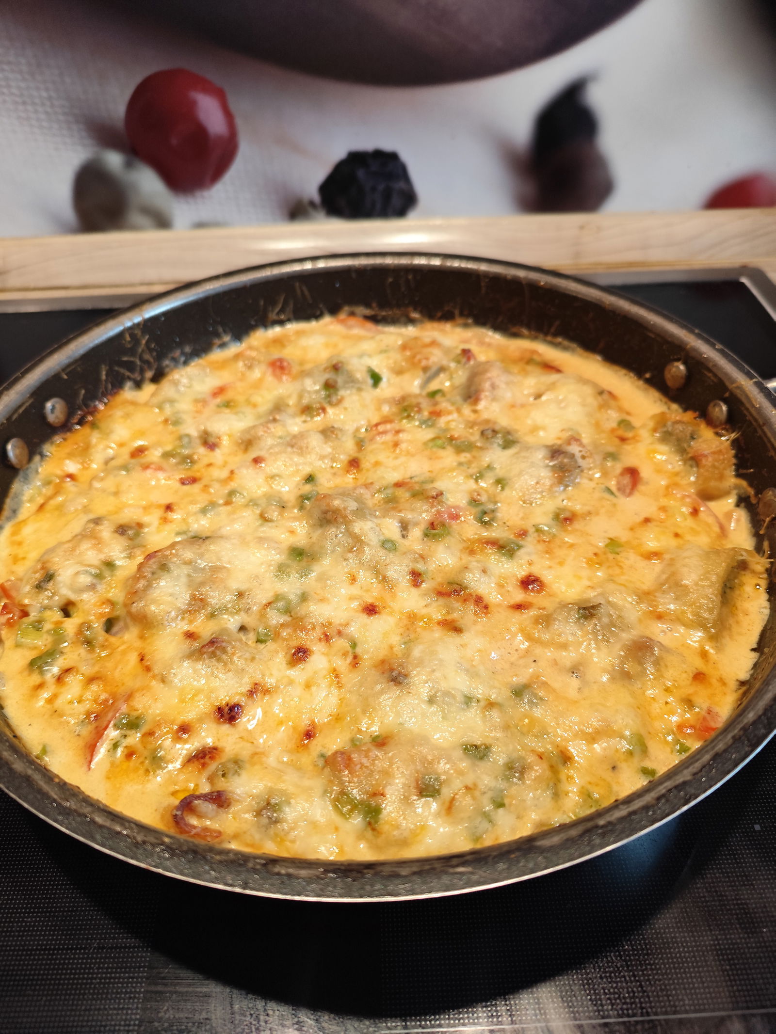 Papa kocht Maultaschen mit Paprika und Käse