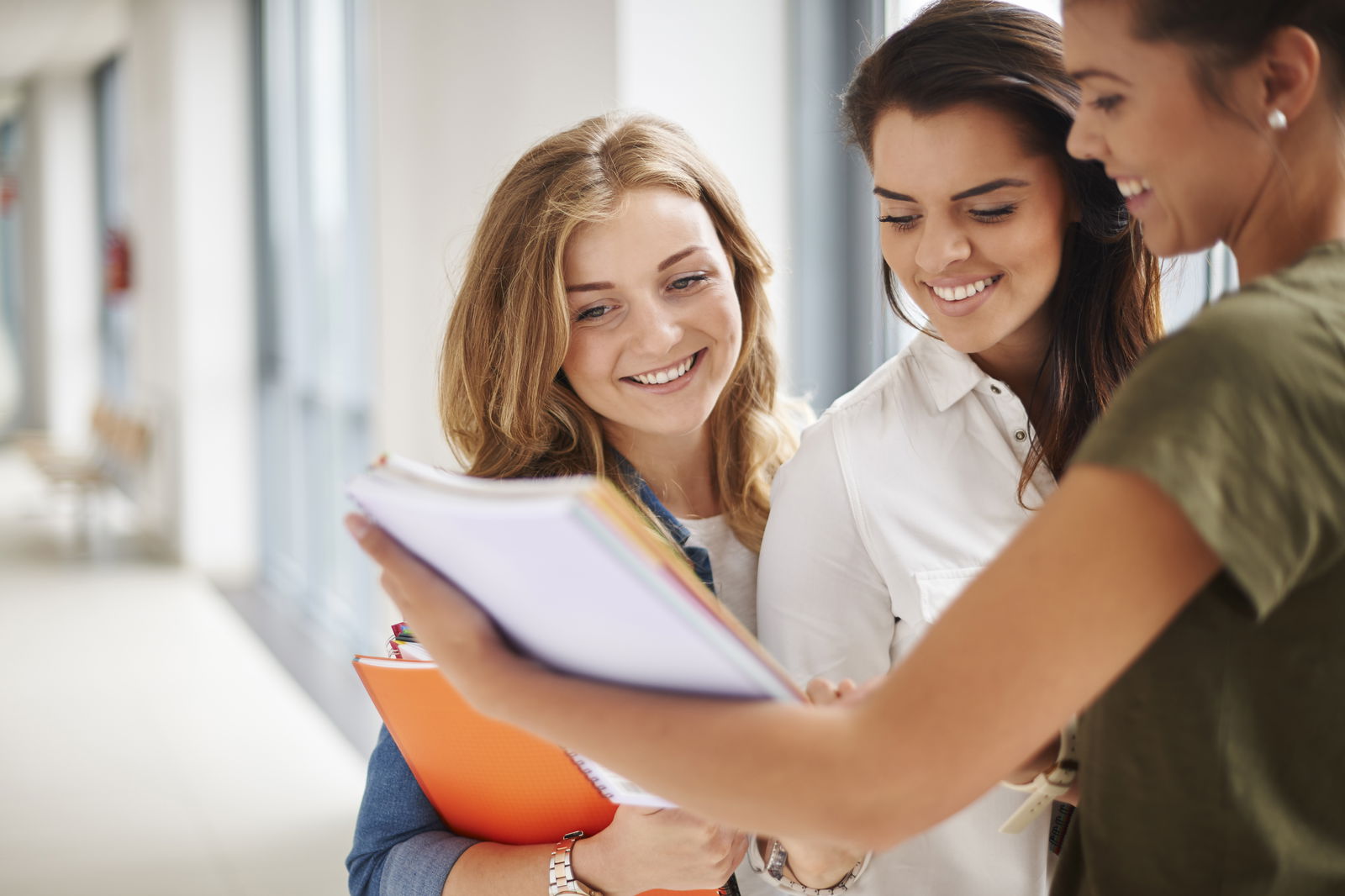 Studentinnen stehen zusammen