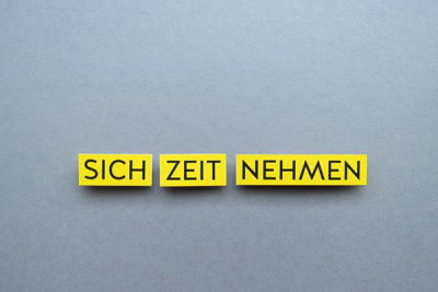 Schild: Sich Zeit nehmen 
