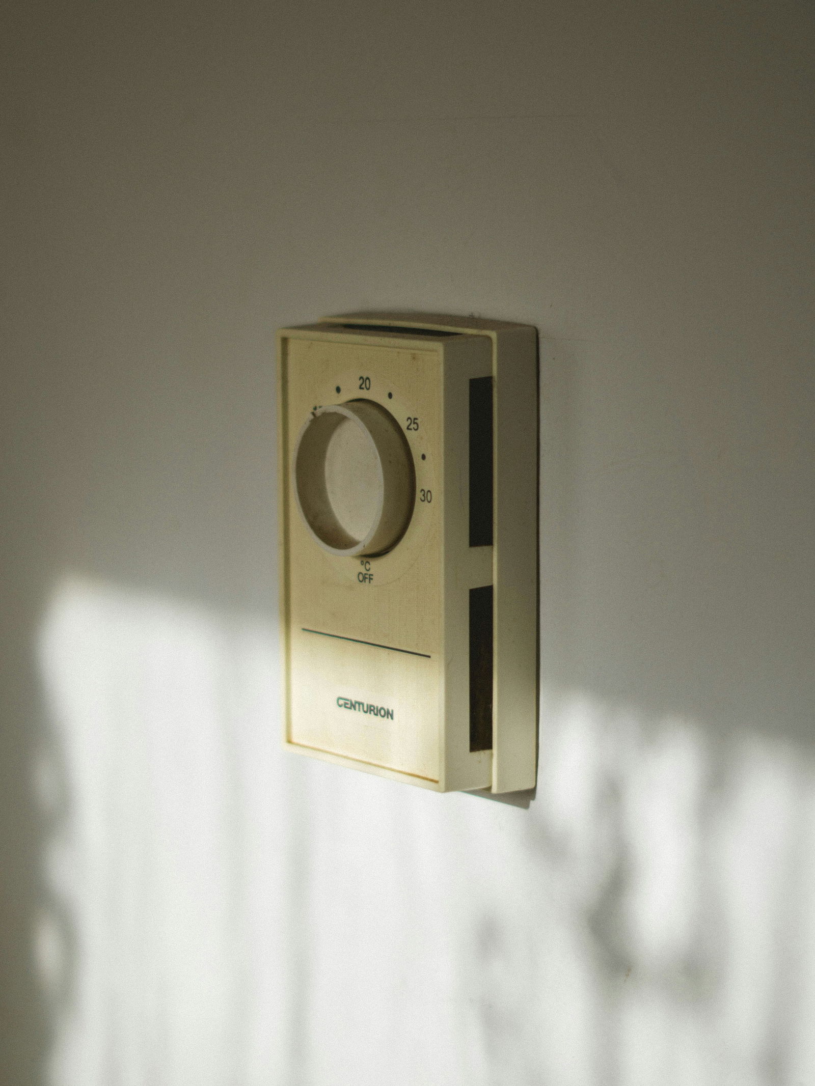 Elektronischer Thermostat an der Wand