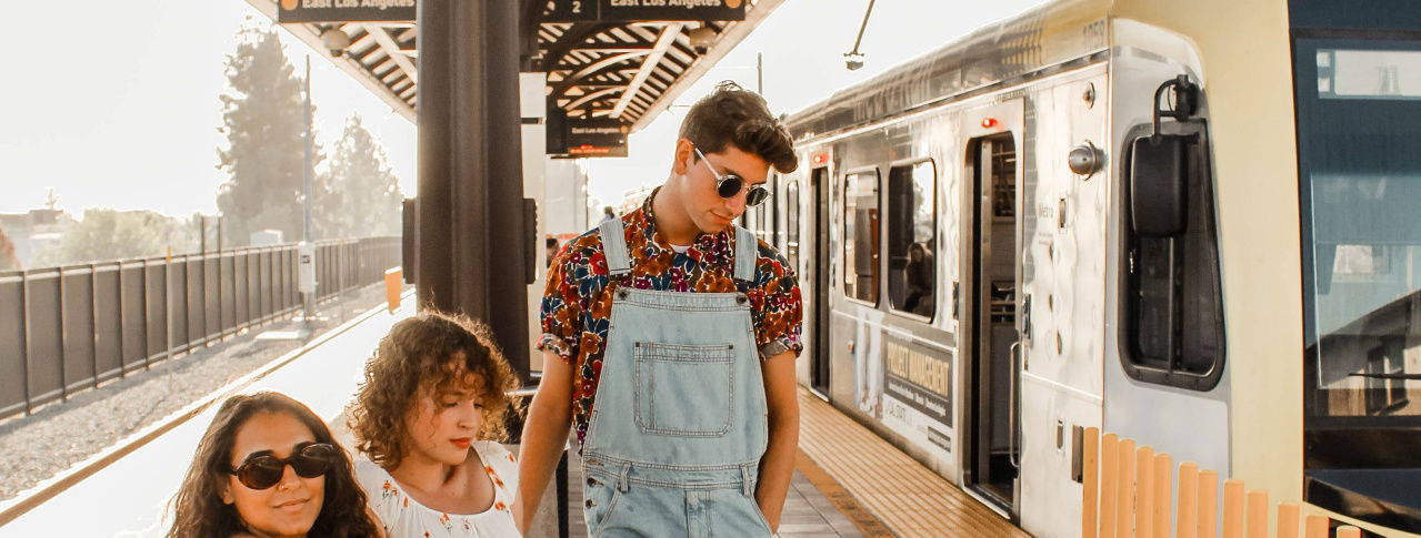 Mann in Latzhose und zwei Frauen daneben 