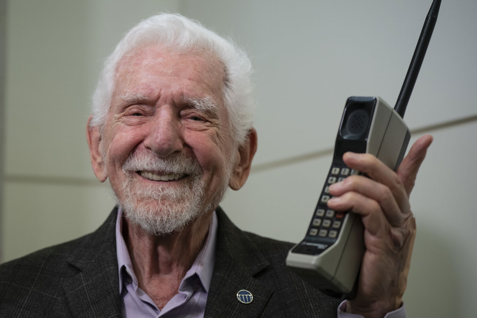 Marty Cooper, der Erfinder des ersten kommerziellen Mobiltelefons Motorola DynaTAC 8000x
