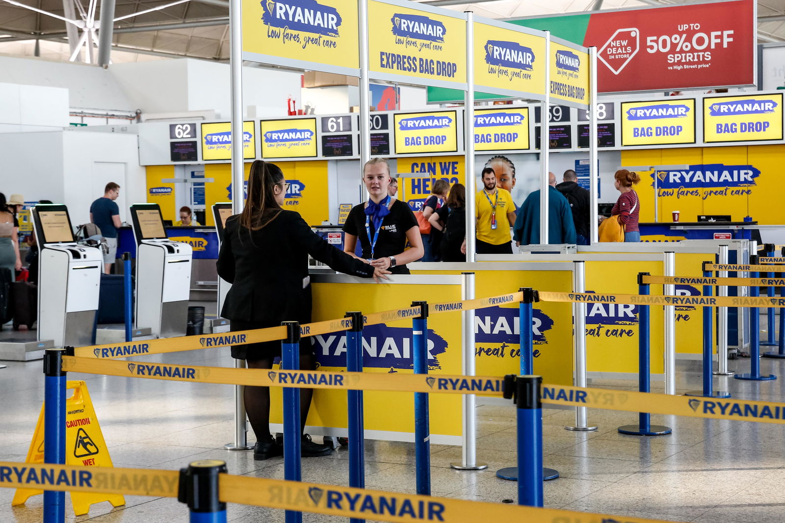 Ein Ryanair Check-in-Schalter in einem Flughafen Terminal 