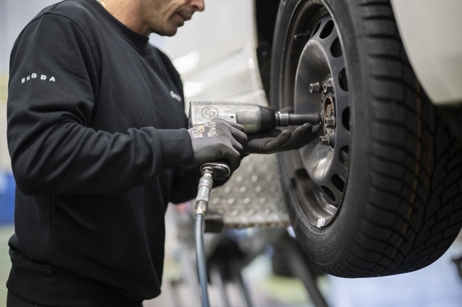 Mann montiert Winterreifen