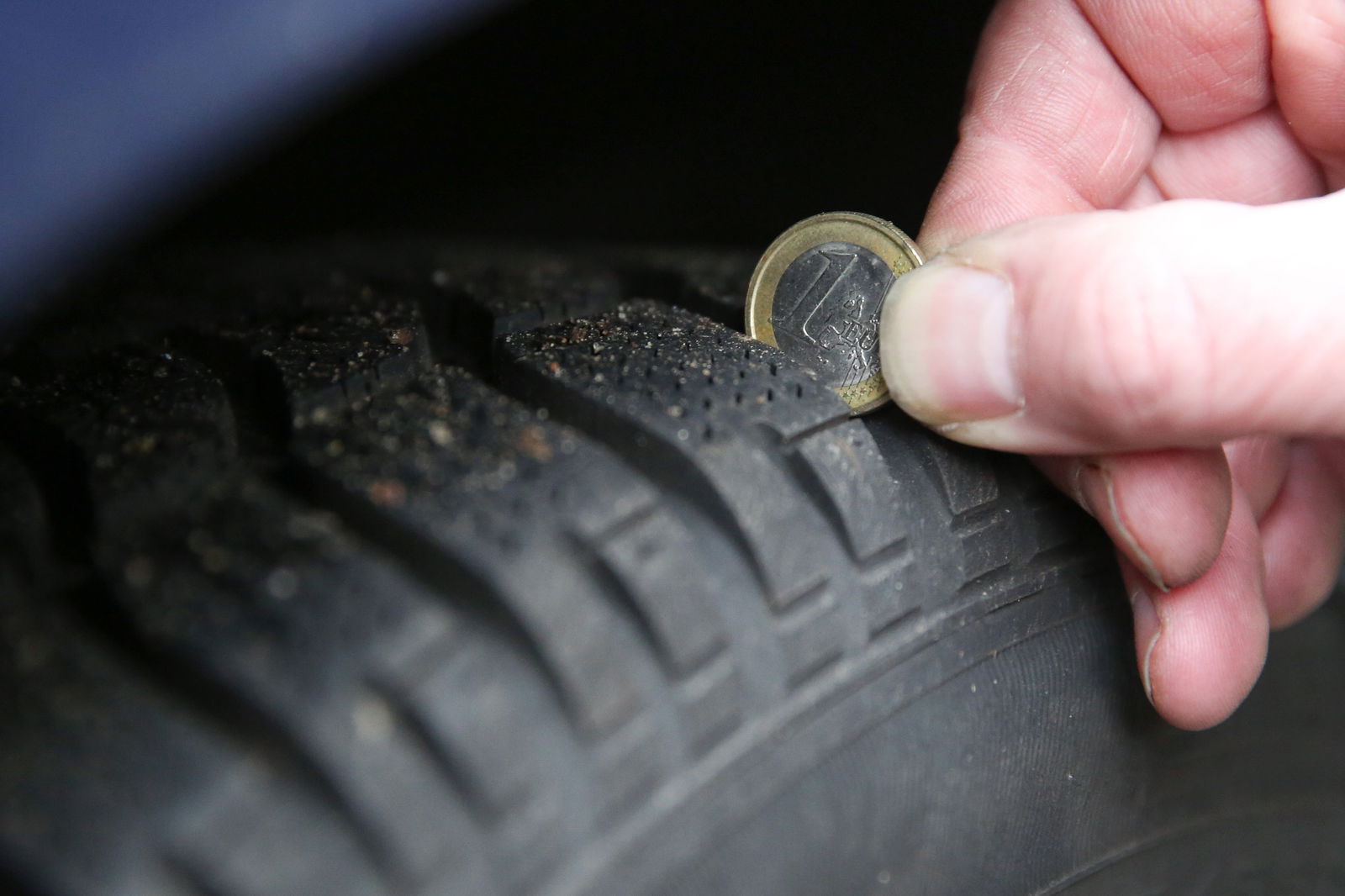 Profiltiefe bei Autoreifen mit Euromünze testen