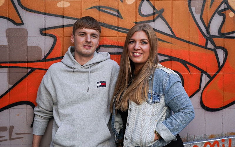 Mann und Frau vor Graffiti Wand 