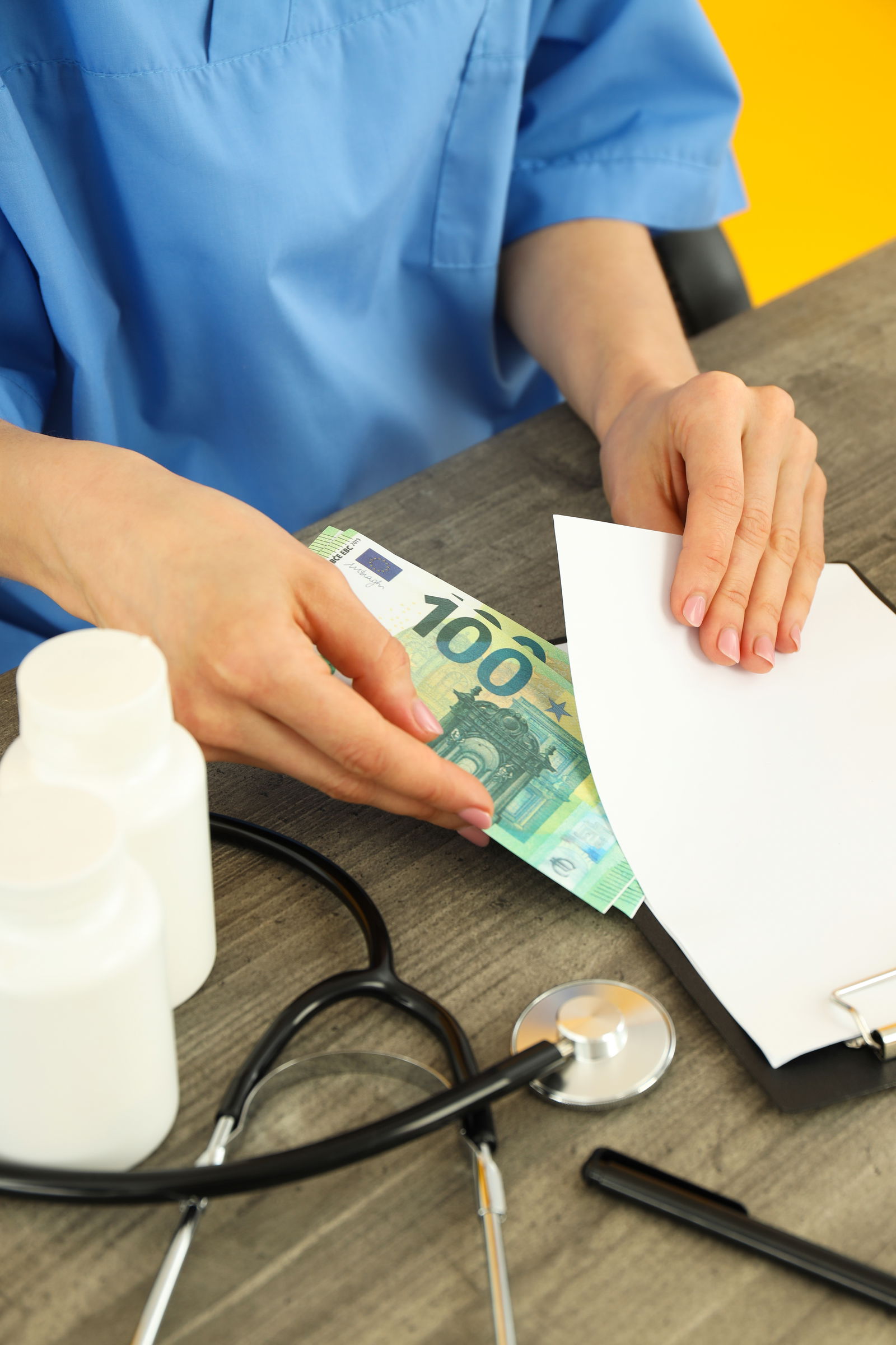 Geld unter Papier geschoben