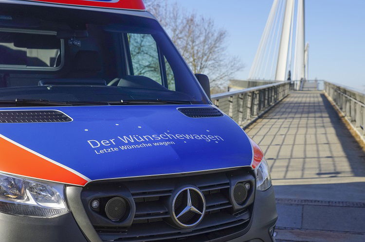 KuR Wünschewagen an Brücke